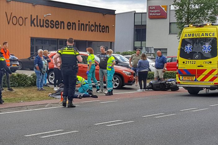 Automobilist ziet scooterrijder over het hoofd