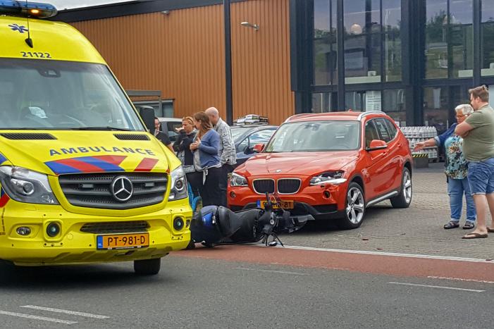 Automobilist ziet scooterrijder over het hoofd
