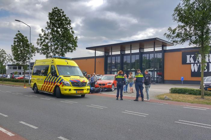 Automobilist ziet scooterrijder over het hoofd