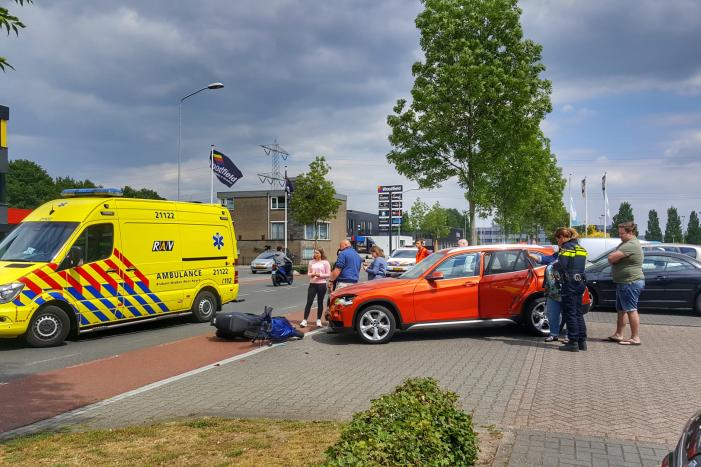Automobilist ziet scooterrijder over het hoofd