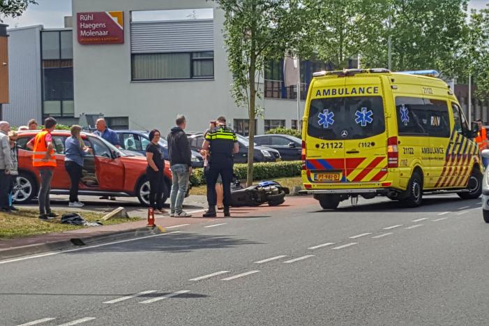 Automobilist ziet scooterrijder over het hoofd