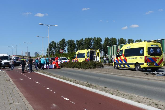 Fietsster ernstig gewond na aanrijding met auto