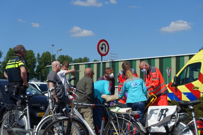 Fietsster ernstig gewond na aanrijding met auto