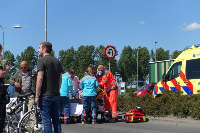 Fietsster ernstig gewond na aanrijding met auto