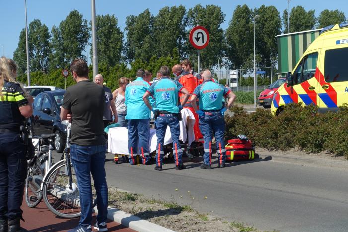 Fietsster ernstig gewond na aanrijding met auto