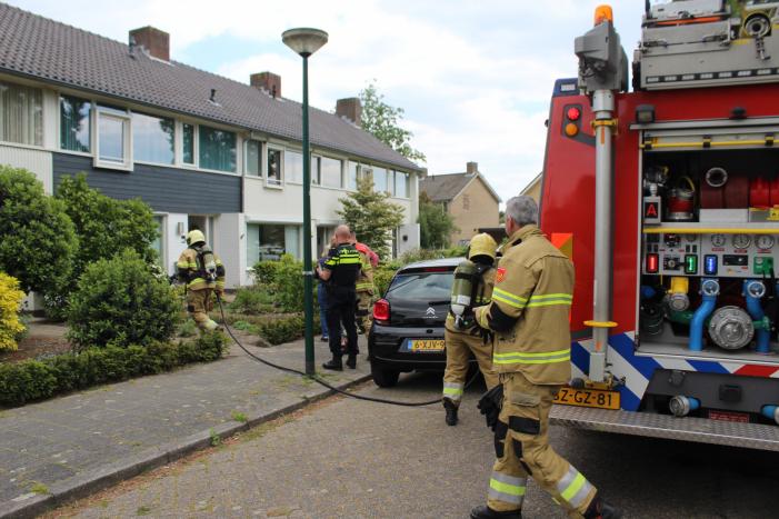 Woning vol rook door droog gekookte pan