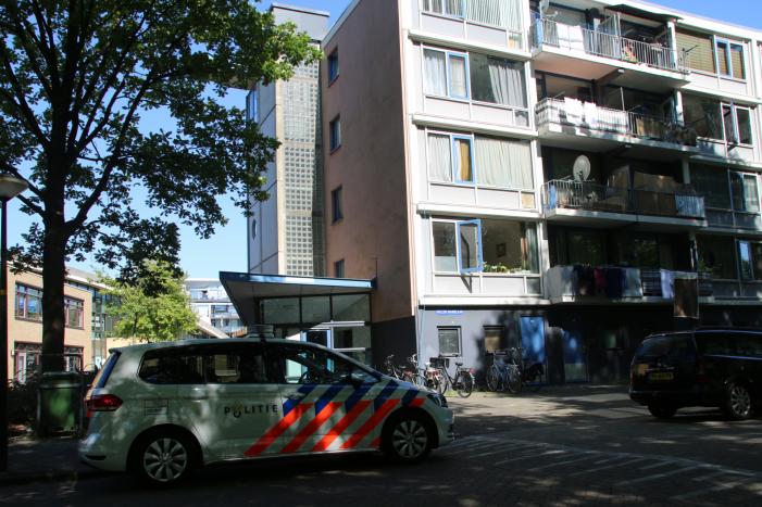 Politie doet onderzoek naar overleden persoon in flat