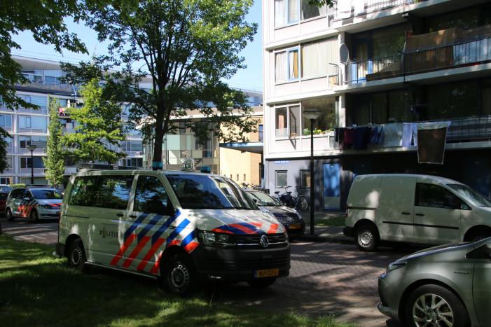 Politie doet onderzoek naar overleden persoon in flat