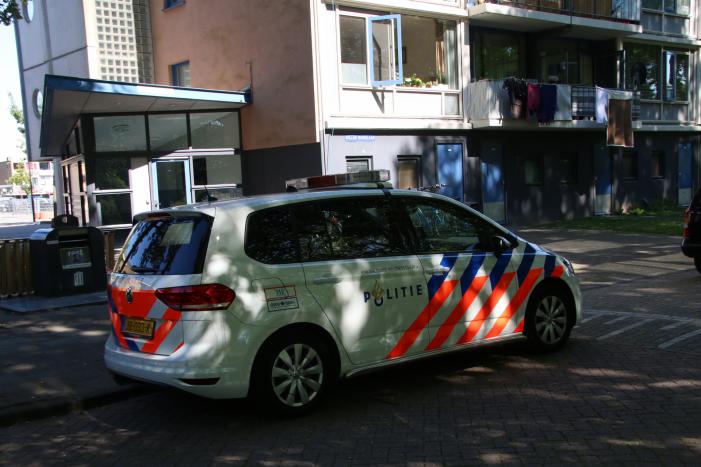 Politie doet onderzoek naar overleden persoon in flat