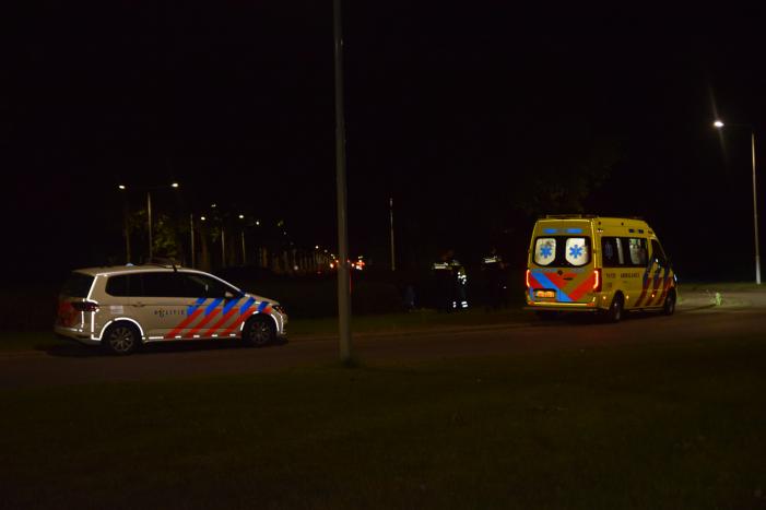 Personenauto belandt op rotonde na eenzijdig ongeval