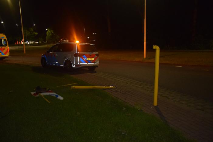 Personenauto belandt op rotonde na eenzijdig ongeval