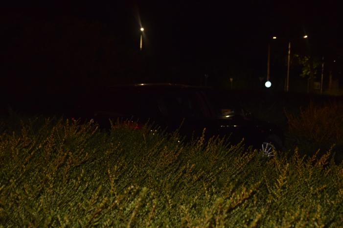 Personenauto belandt op rotonde na eenzijdig ongeval