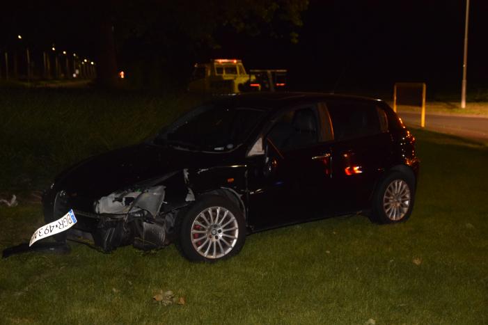Personenauto belandt op rotonde na eenzijdig ongeval