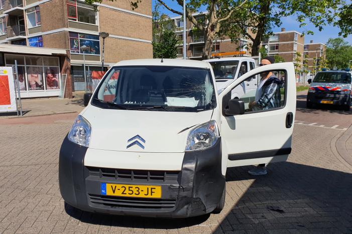 Bromfietser aangereden door bestelwagen