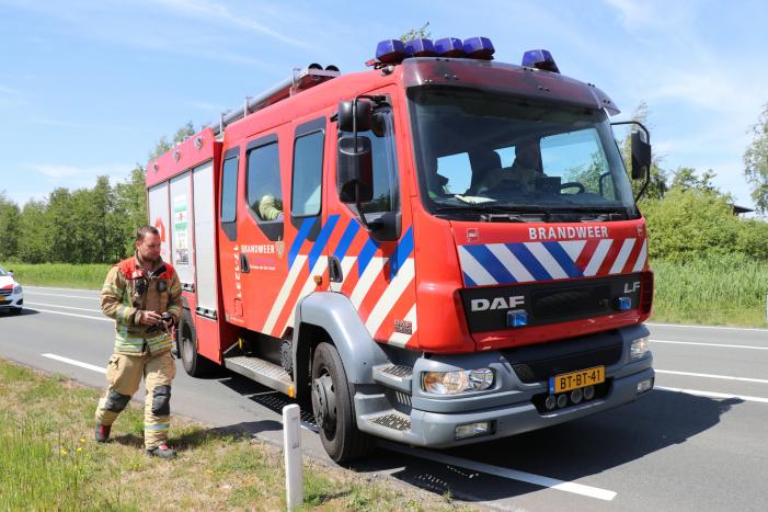 Auto met aanhanger belandt in sloot