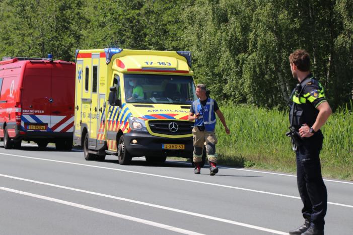 Auto met aanhanger belandt in sloot
