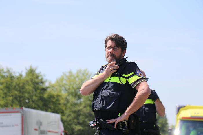 Auto met aanhanger belandt in sloot