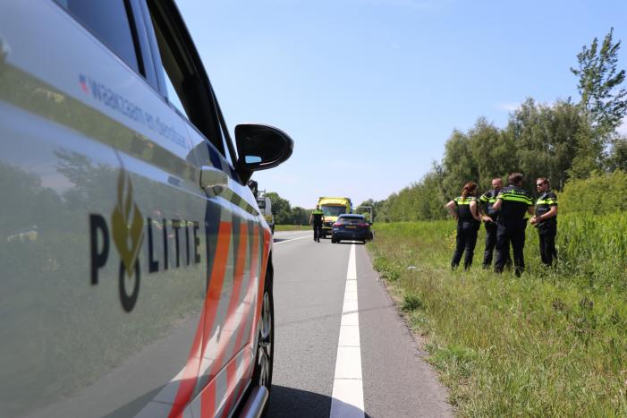 Auto met aanhanger belandt in sloot