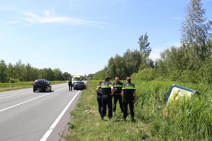 Auto met aanhanger belandt in sloot