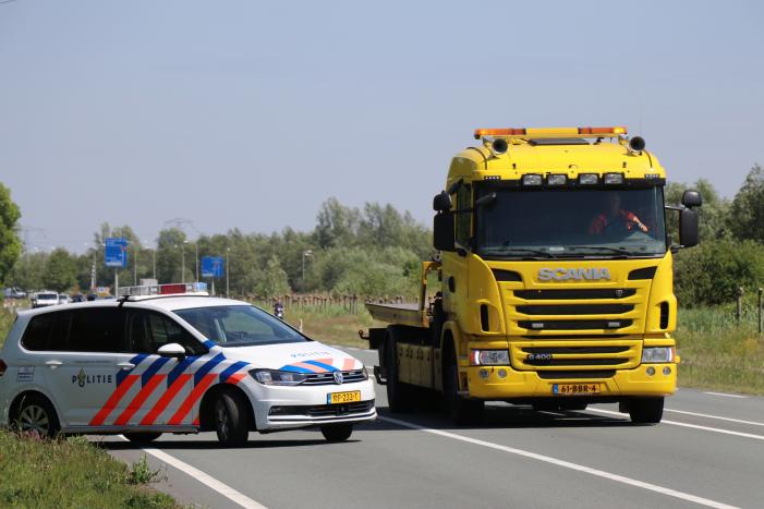 Auto met aanhanger belandt in sloot