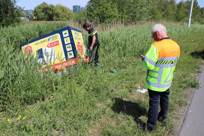 Auto met aanhanger belandt in sloot