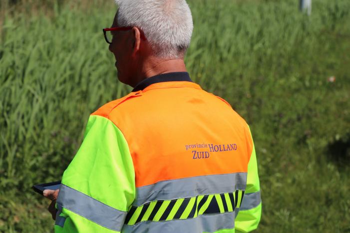 Auto met aanhanger belandt in sloot