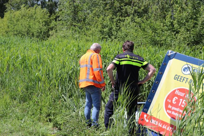 Auto met aanhanger belandt in sloot