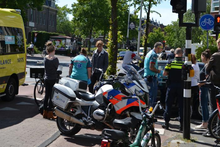 Scooterrijder botst in flank van personenauto