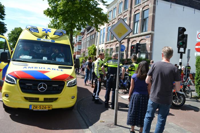 Scooterrijder botst in flank van personenauto