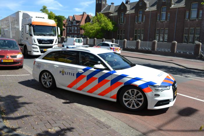 Scooterrijder botst in flank van personenauto