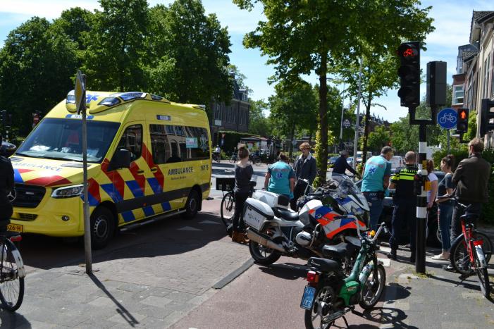 Scooterrijder botst in flank van personenauto