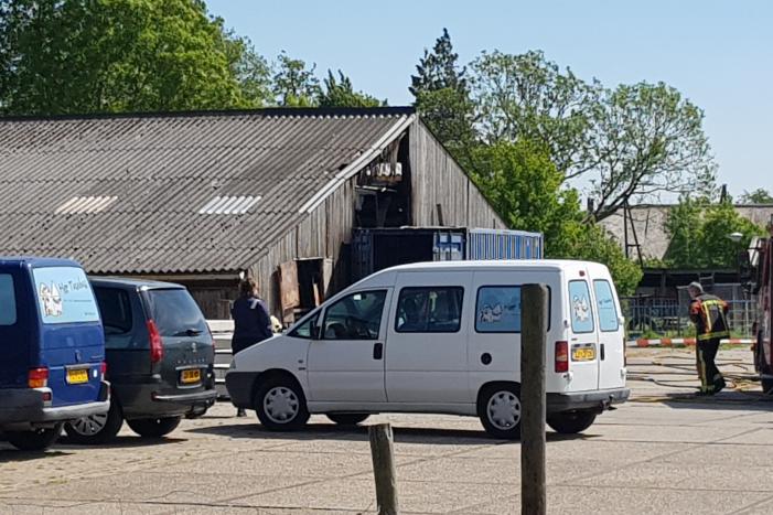 Veel rookontwikkeling bij brand in stal