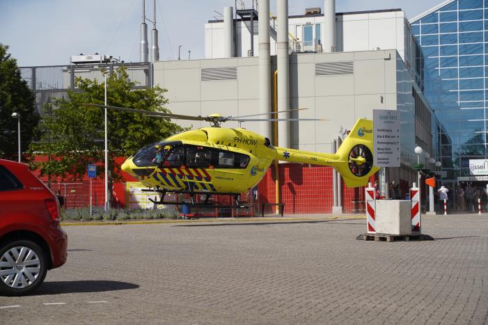 Traumahelikopter brengt patiënt van Duitsland terug naar Nederland