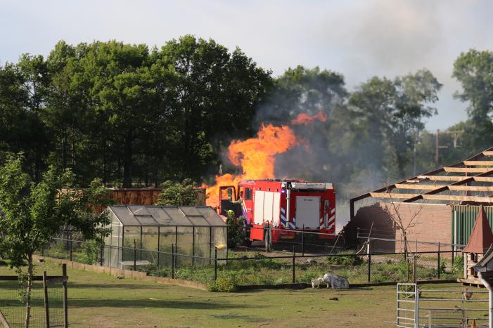 Grote stapel brandend hout ontdekt