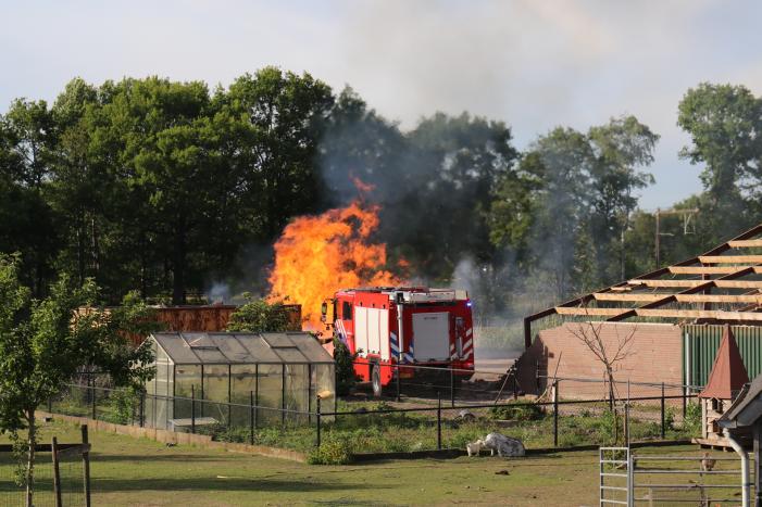 Grote stapel brandend hout ontdekt
