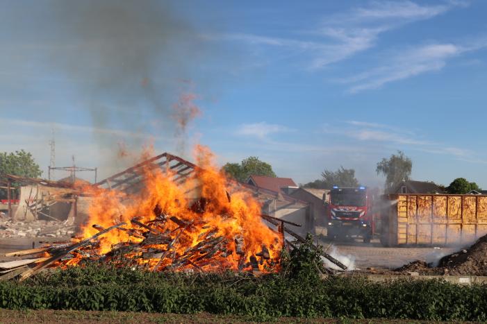 Grote stapel brandend hout ontdekt