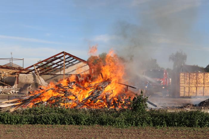 Grote stapel brandend hout ontdekt