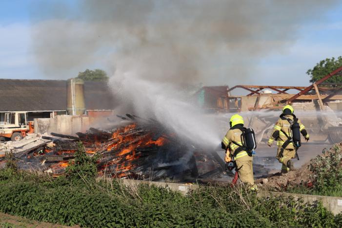 Grote stapel brandend hout ontdekt
