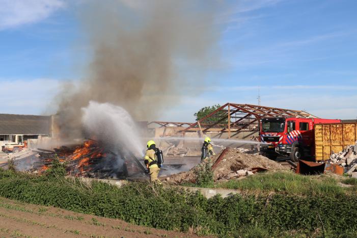 Grote stapel brandend hout ontdekt