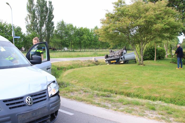 Auto op de kop na aanrijding