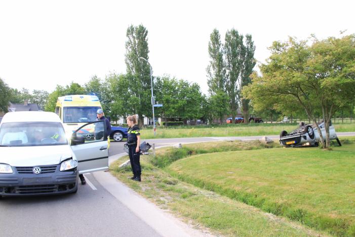 Auto op de kop na aanrijding