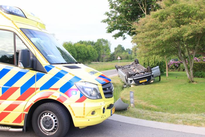 Auto op de kop na aanrijding