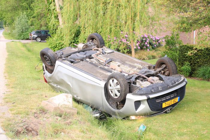 Auto op de kop na aanrijding