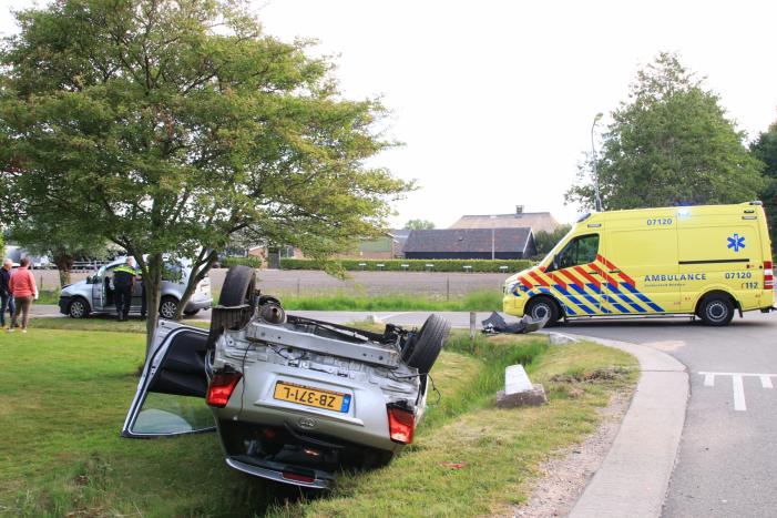 Auto op de kop na aanrijding