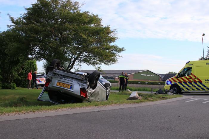 Auto op de kop na aanrijding