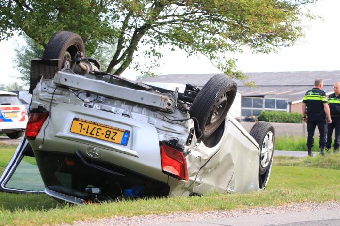 Auto op de kop na aanrijding
