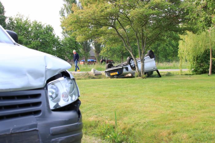 Auto op de kop na aanrijding
