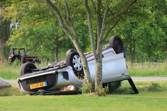 Auto op de kop na aanrijding