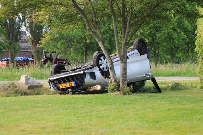 Auto op de kop na aanrijding