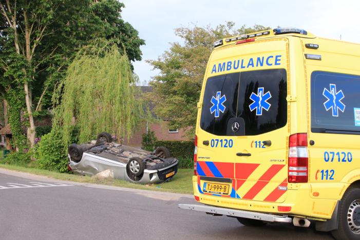 Auto op de kop na aanrijding